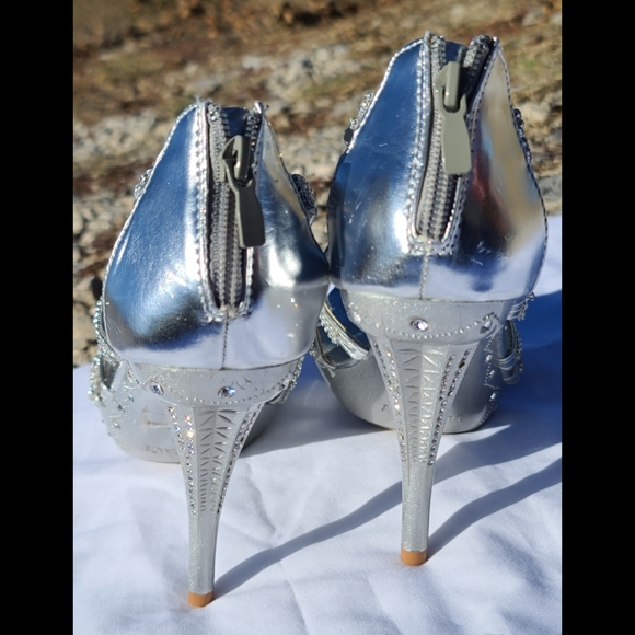 Delicacy Silver Stilletos Size 9 - Picture 2 of 6